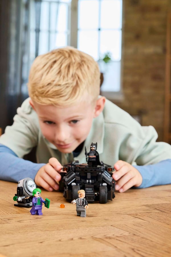 LEGO 76303 La Batmobile Tumbler de Batman™ contre Double-Face et Le Joker™ — visuel 7 sur 8