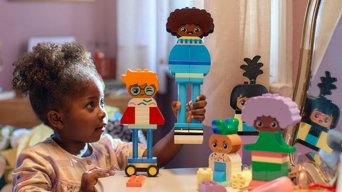 LEGO ile oynayan çocuklar
