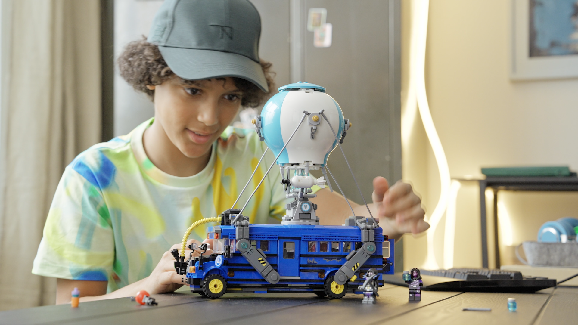 Battle Bus 77073 | LEGO® Fortnite | Buy online at the Official