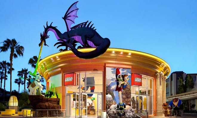 Ikke vigtigt ledelse Glow Store Details - LEGO® Store Downtown Disney® District