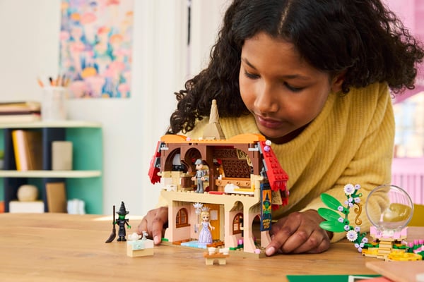 LEGO 75690 Glinda et Elphaba au pays des Munchkins — visuel 8 sur 8