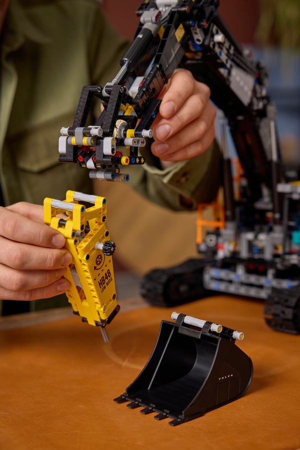 LEGO 42215 Pelleteuse Volvo EC500 hybride — visuel 8 sur 8