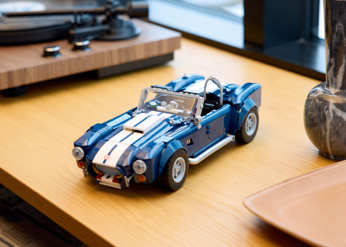 RCクラシックスポーツカー 黒/白　コブラ 1960年代のアイコン的スポーツカー：レゴ®アイコン Shelby Cobra