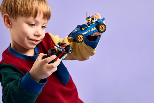 LEGO 71840 Le duel en voitures de course de Rogue et Drix — visuel 8 sur 8