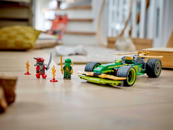 LEGO 71828 La voiture de course à rétrofriction de Lloyd — visuel 7 sur 8