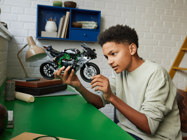 LEGO 42170 La moto Kawasaki Ninja H2R — visuel 6 sur 7