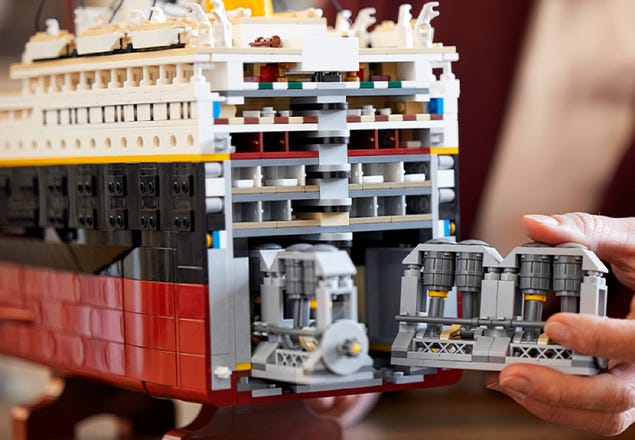LEGO® sort le plus grand set de son histoire : une réplique du Titanic ! -  Paris Secret