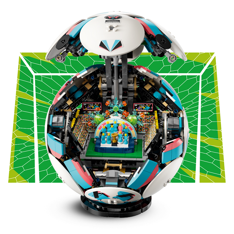 Közelkép a LEGO Editions Focilabda készlet felületéről. A LEGO focilabdában egy mikroméretű stadioni ünneplés jelenete látható.