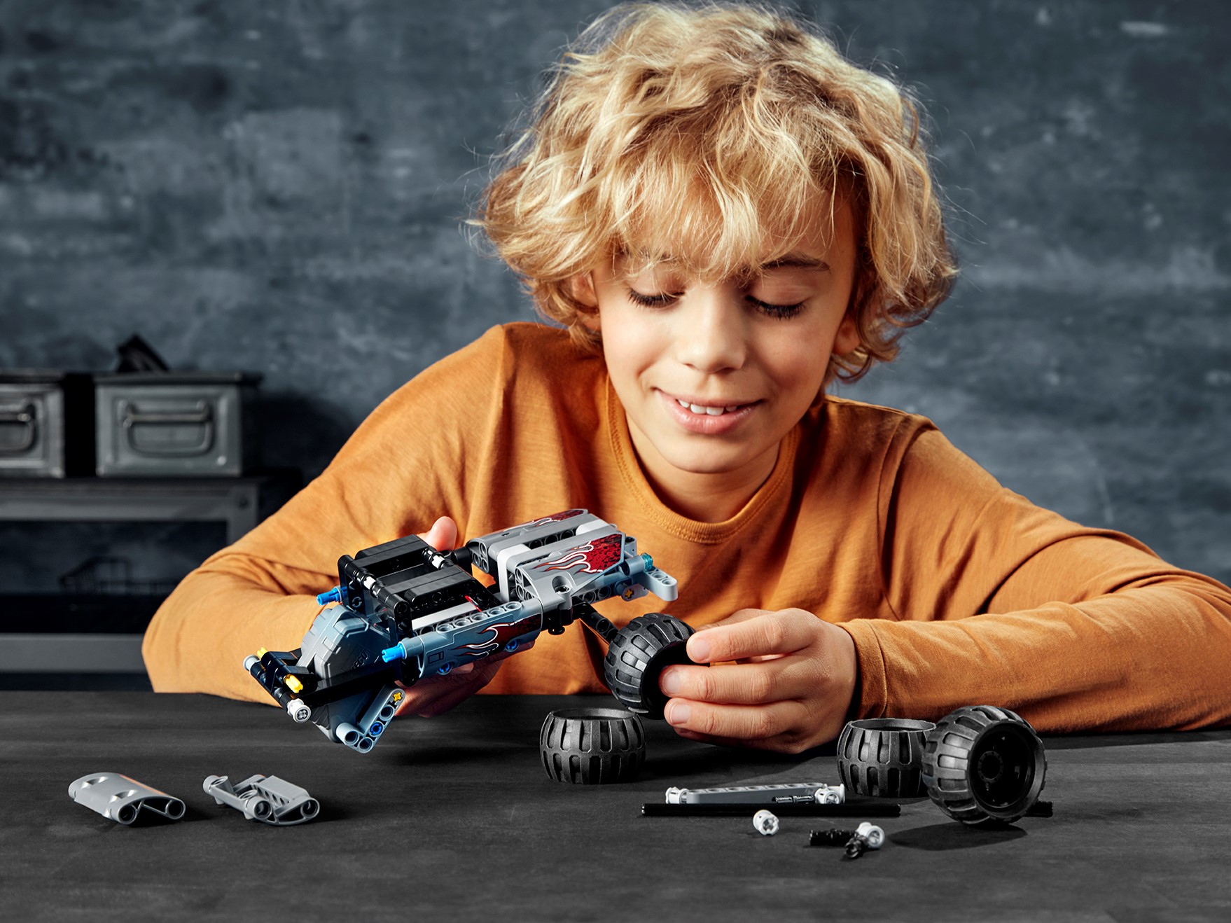Getaway Truck 42090 | Technic™ | Buy online at the Official LEGO