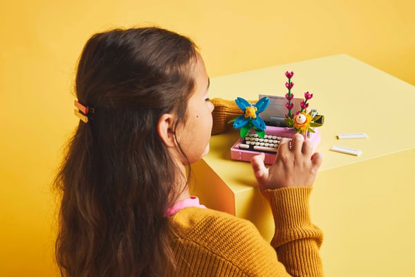 LEGO 31169 La machine à écrire avec des fleurs — visuel 6 sur 8