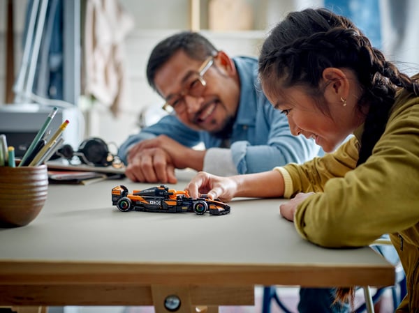 LEGO 77251 Voiture F1® McLaren Team MCL38 — visuel 7 sur 8
