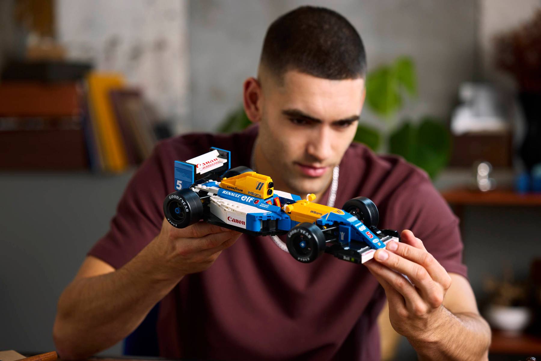 https://www.lego.com/cdn/cs/set/assets/blt7a63154125a611d9/10353_Lifestyle_Cons_02_en-gb.jpg?format=webply&fit=bounds&quality=70&width=1200&height=1200&dpr=1.5
