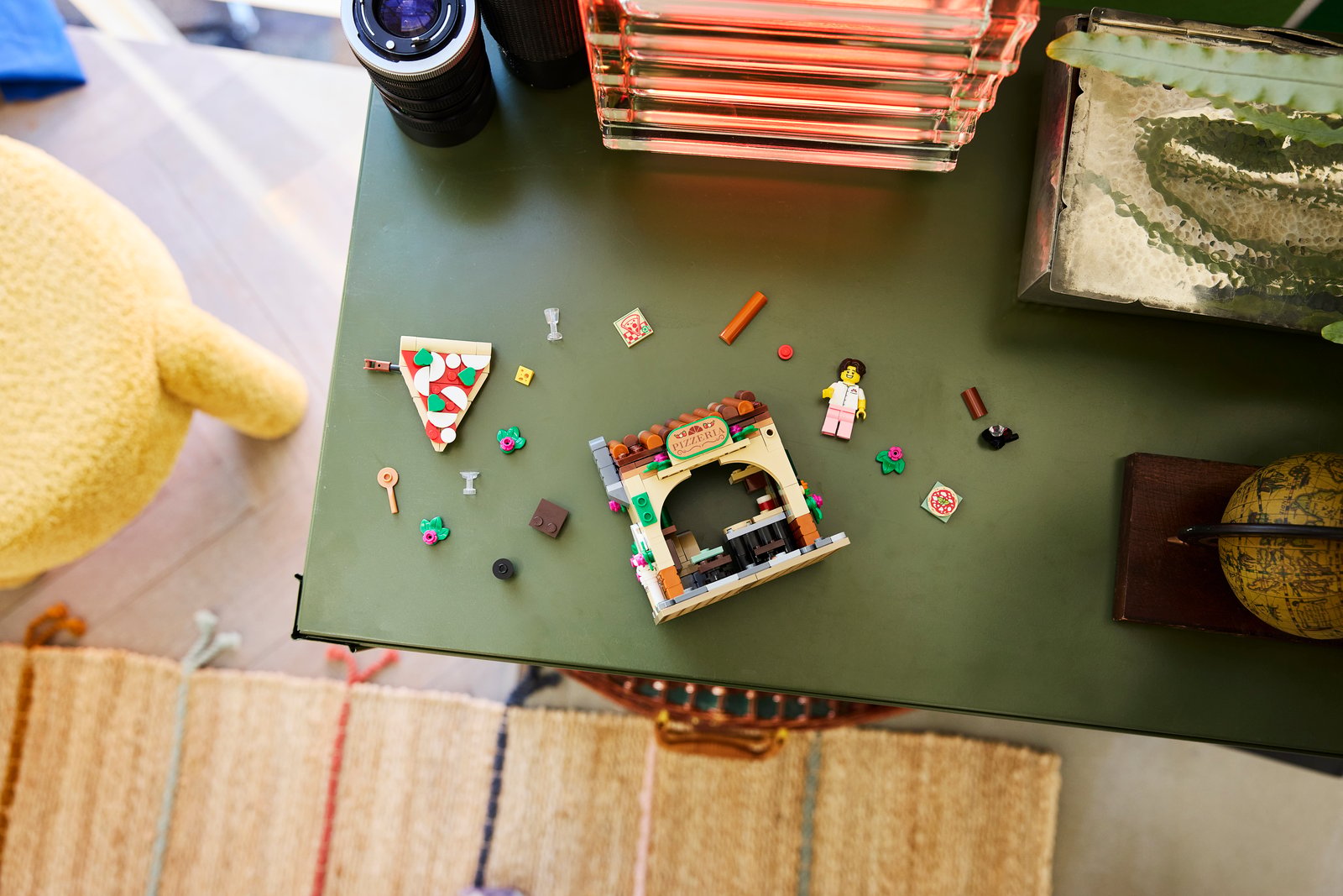 LEGO 40909 Restaurants of the World: Italy pizzeria lifestyle build shot
