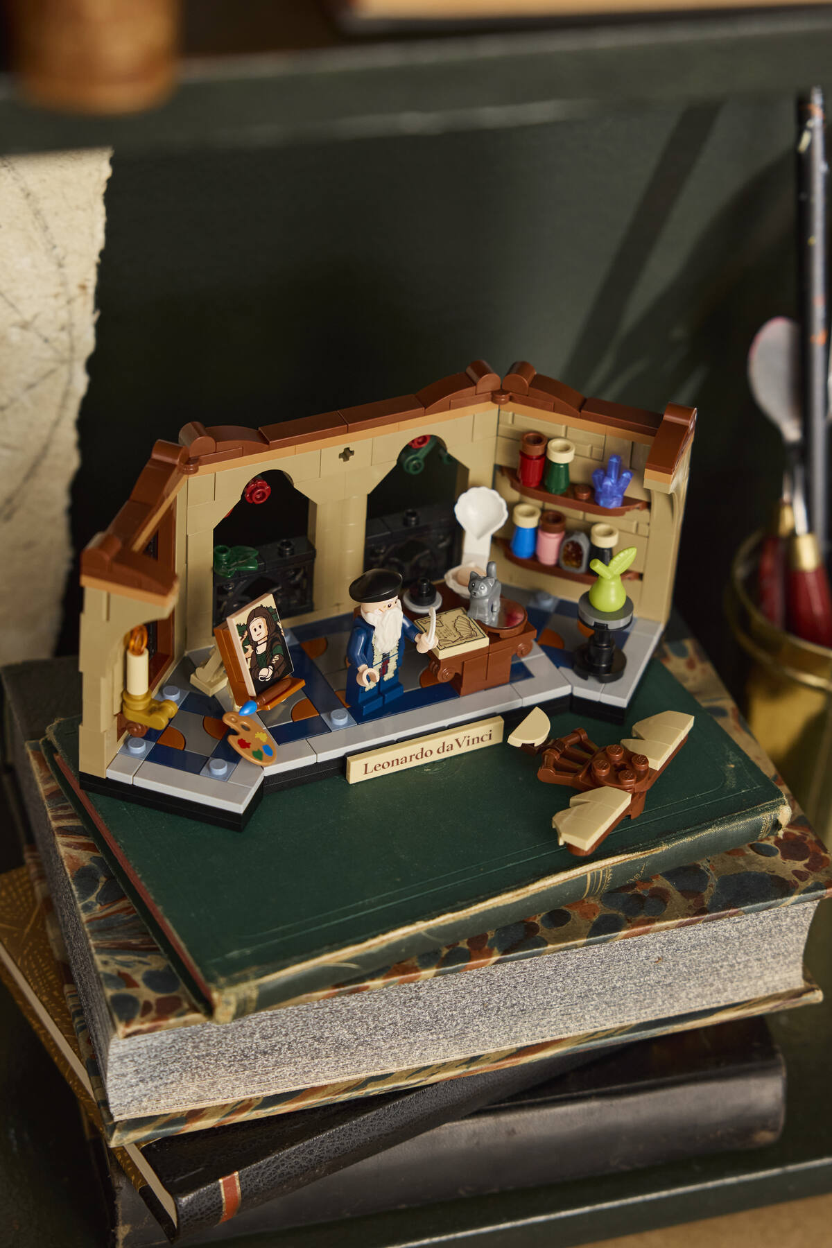 LEGO 40902 Tribute to Leonardo da Vinci – lifestyle environmental shot of the workshop diorama in a styled scene