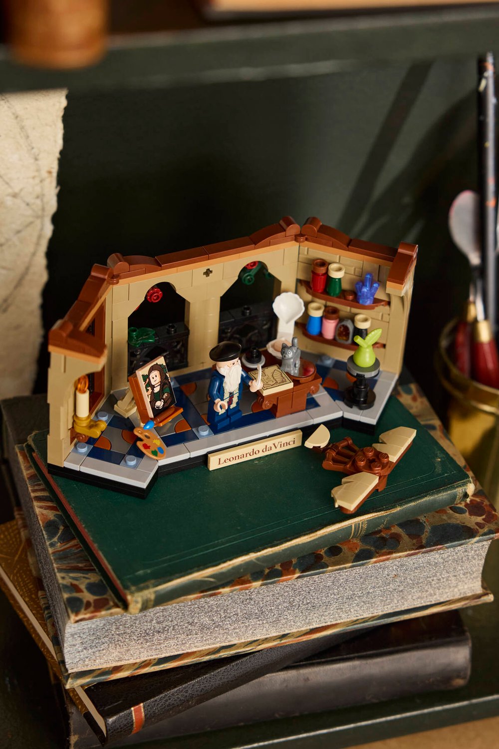 LEGO 40902 Tribute to Leonardo da Vinci – lifestyle environmental shot of the workshop diorama in a styled scene