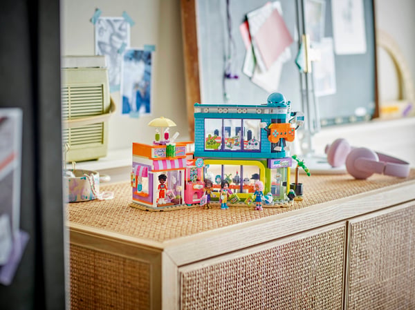 LEGO 42674 La boutique de BD et de jeux — visuel 8 sur 8