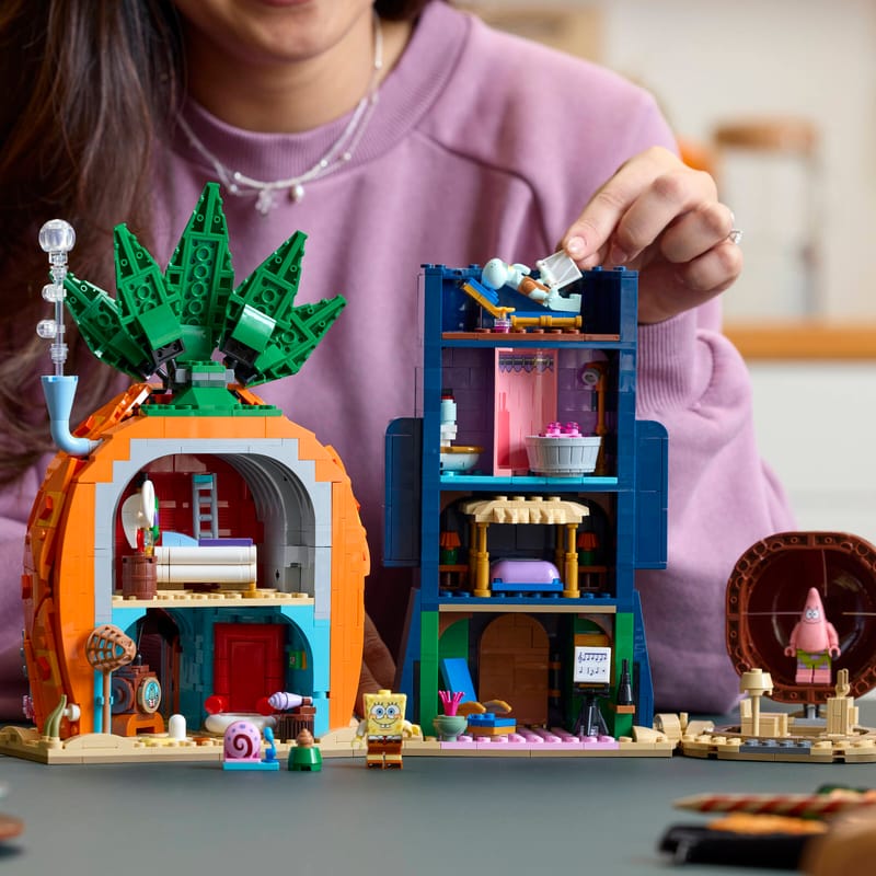 LEGO lanza un set de Bob Esponja con 1.794 piezas: conoce la recreación de Fondo de Bikini 3 A woman placing a Squidward minifigure in his house in a LEGO® Icons SpongeBob SquarePants: Bikini Bottom set.