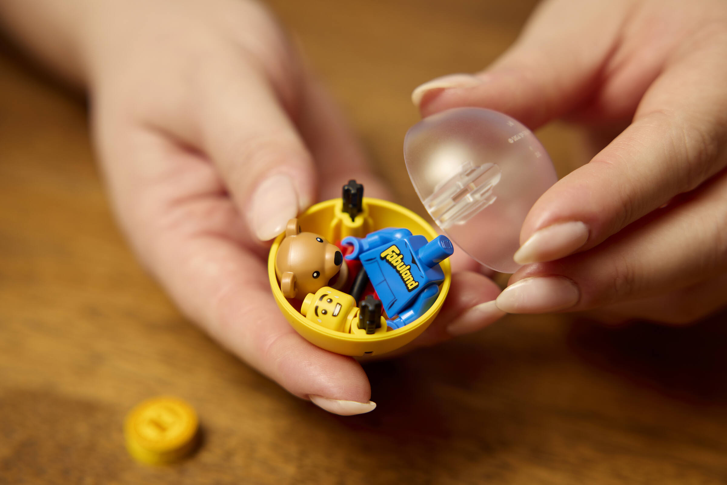 Minifigure Vending Machine 21358 | Ideas | Buy online at the