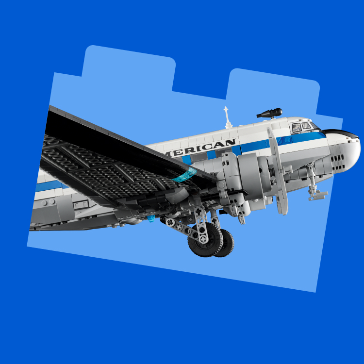 Vista laterale del set Aereo di linea Douglas DC-3 PAN AM LEGO Icons con un cielo nuvoloso sullo sfondo per dare l'illusione dell'aereo in volo. Nell'angolo in alto a sinistra c'è il logo PAN AM. In basso a sinistra c'è il logo Boeing. In basso a destra c'è il logo LEGO Insiders.