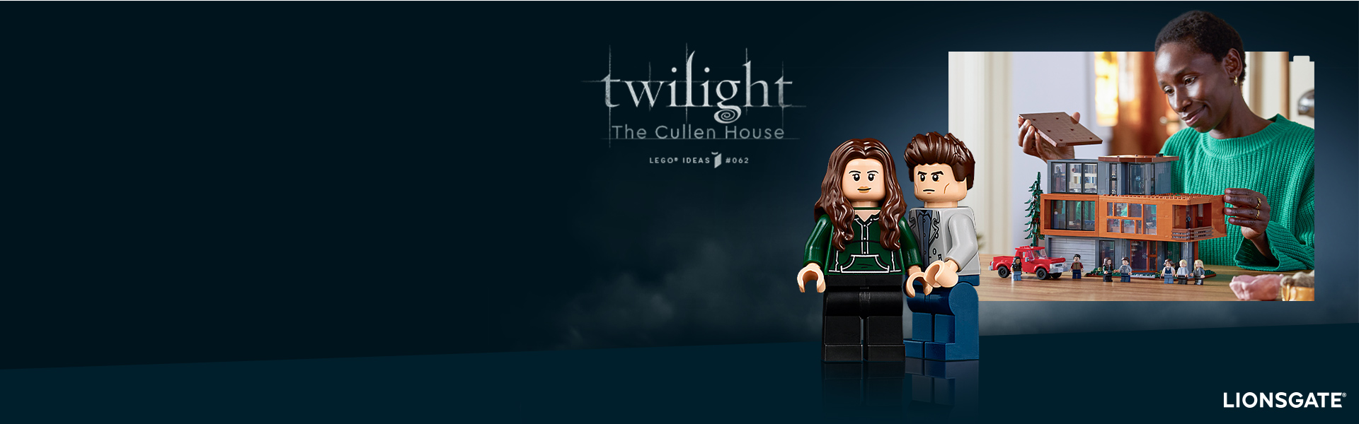 A sinistra ci sono le minifigure di Bella ed Edward del set Twilight: la Casa dei Cullen LEGO Ideas. A destra c'è una donna con il set su un tavolo, mentre sistema l'ultimo pezzo di tetto della casa.