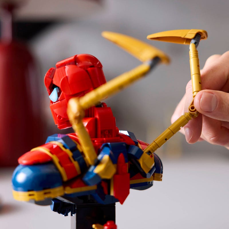 Iron Spider-Man Bust 76326 | Marvel | Buy online at the Official LEGO® Shop CA