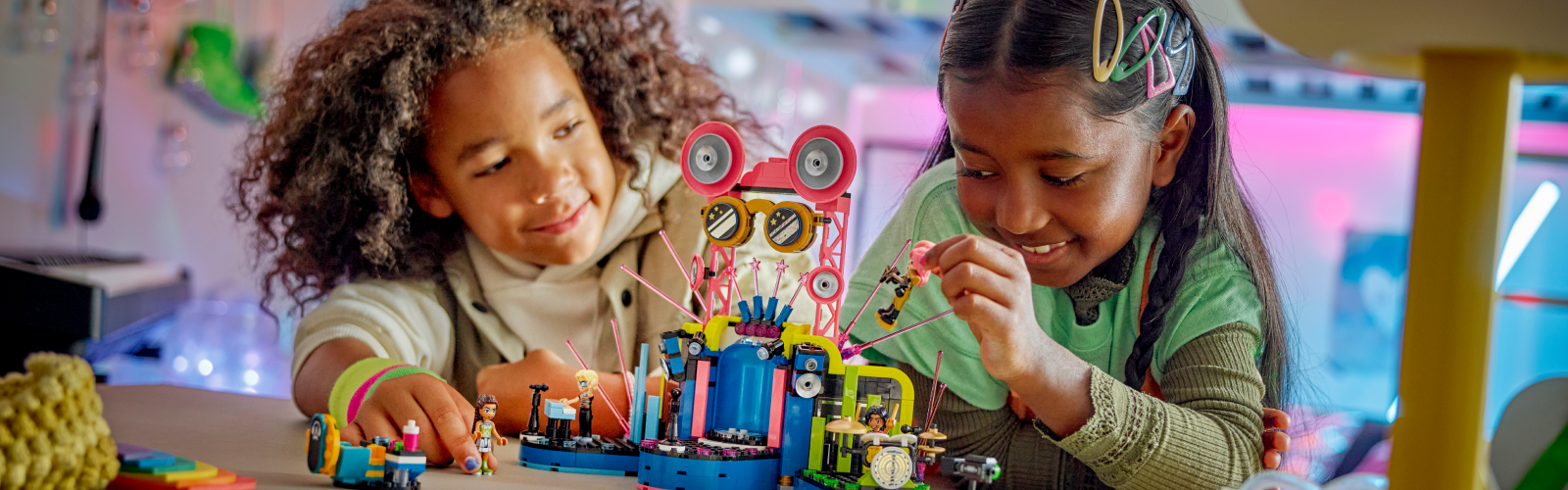 What are the differences between Christmas and Hanukkah?, image size:1600x500