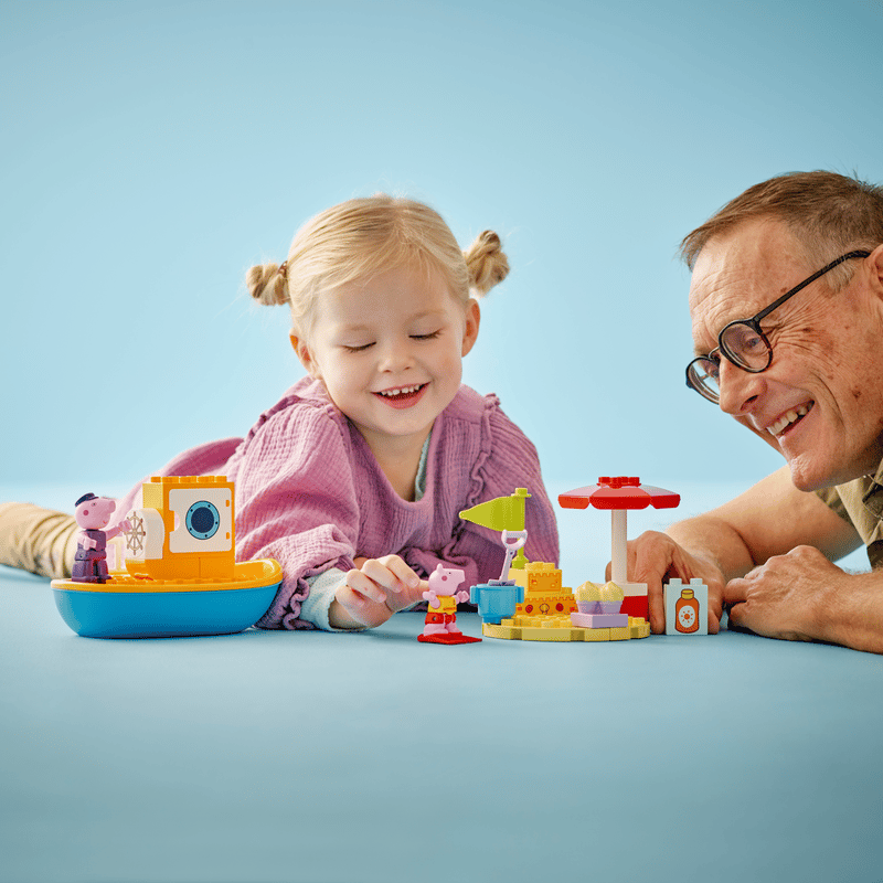 LEGO DUPLO 10432 Kind spielt mit Peppa Bootsausflug Set