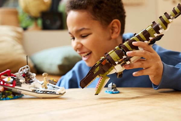 LEGO 76974 Le bateau en mission et le mosasaure en briques — visuel 4 sur 6