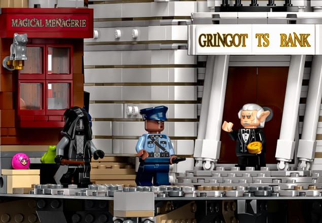 Tri minifigúrky postáv z témy LEGO Harry Potter stojace pred Gringottovou bankou