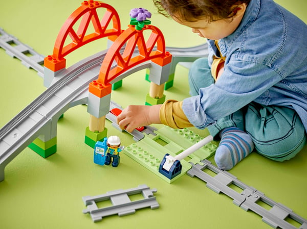 LEGO 10426 Set d'extension : Les rails et le pont du train — visuel 6 sur 8