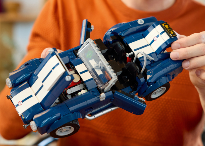 Discover a 1960s automotive icon: The LEGO® Icons Shelby Cobra 427