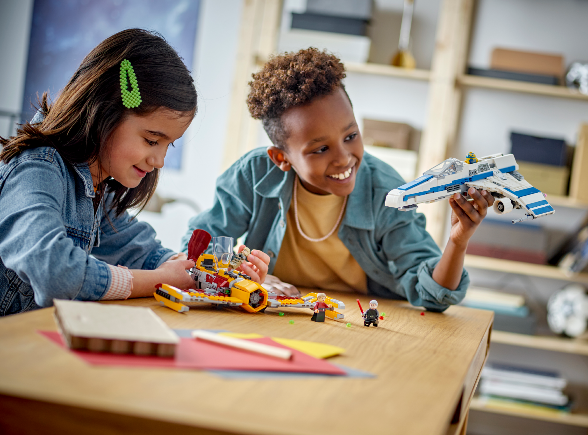 新リパブリック Eウイング™ vs. シン・ハティのスターファイター