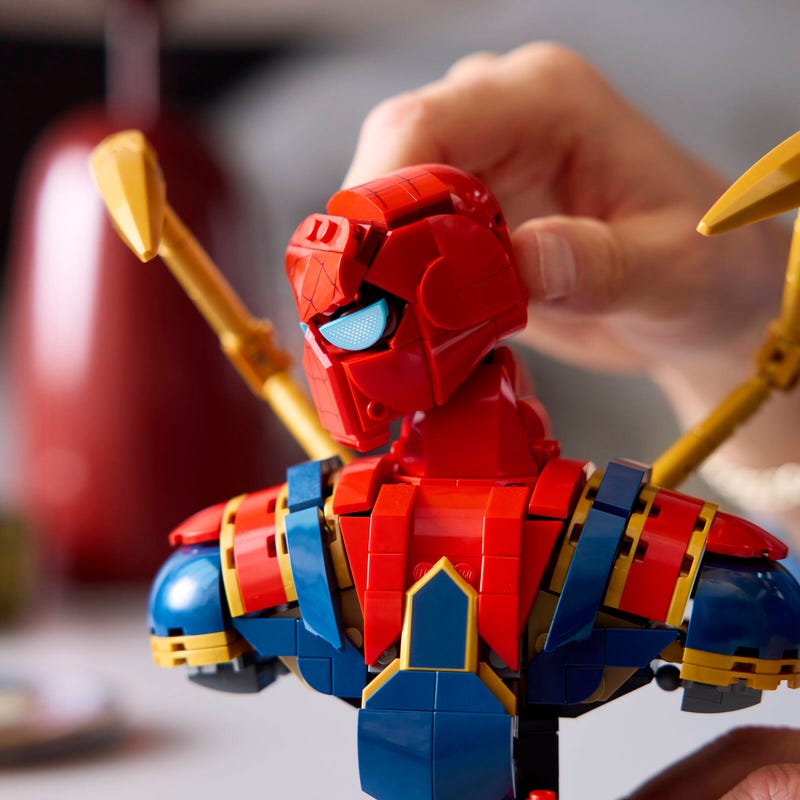 Iron Spider-Man Bust 76326 | Marvel | Buy online at the Official LEGO® Shop CA
