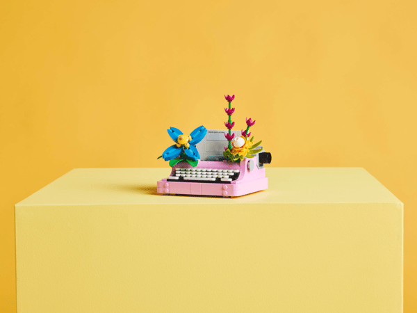 LEGO 31169 La machine à écrire avec des fleurs — visuel 8 sur 8