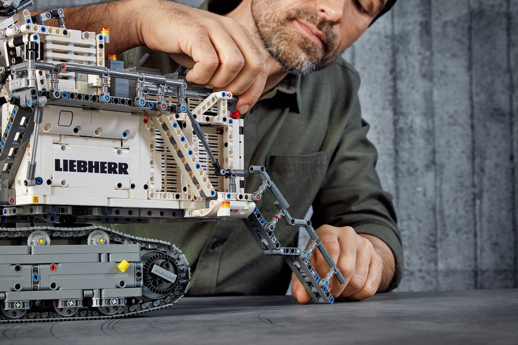 The LEGO® Technic™ Liebherr R 9800 excavator ⋆ Crane Network News