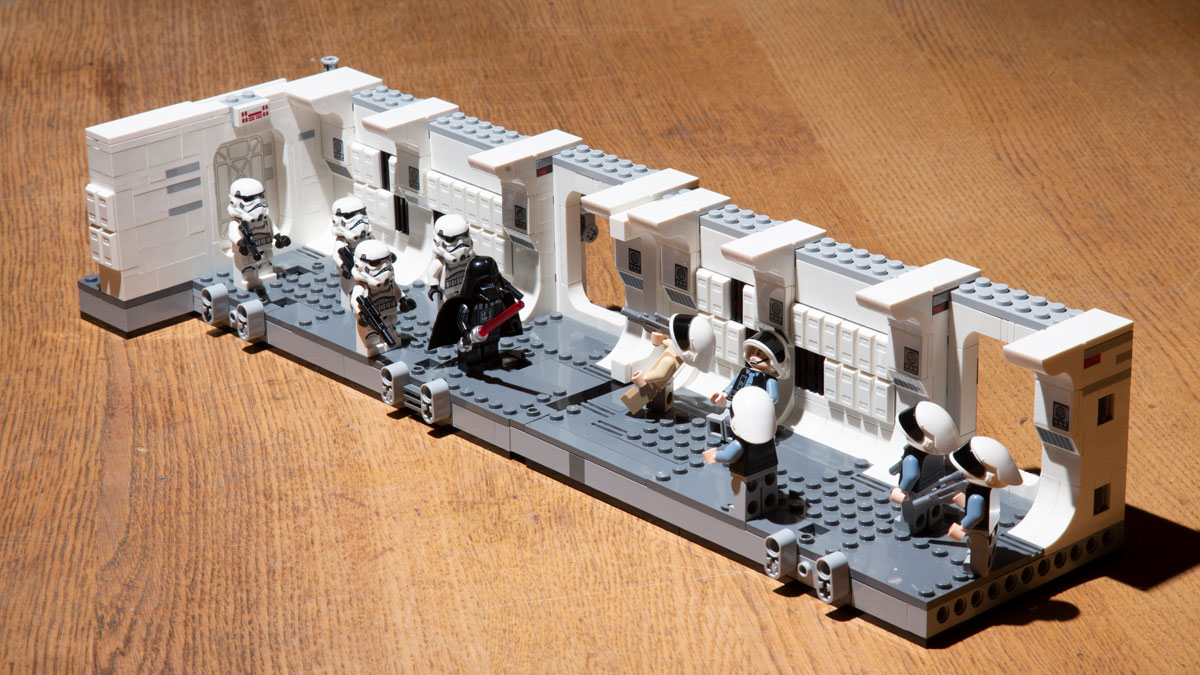 レゴ®スター・ウォーズ™ タンティヴ IV™の船内を使って自分だけの作品