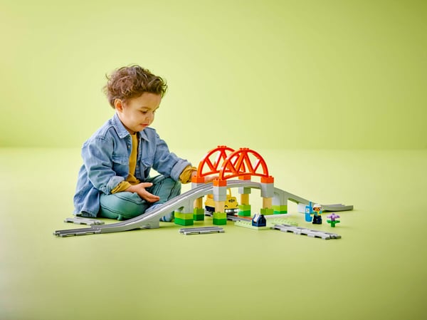 LEGO 10426 Set d'extension : Les rails et le pont du train — visuel 5 sur 8