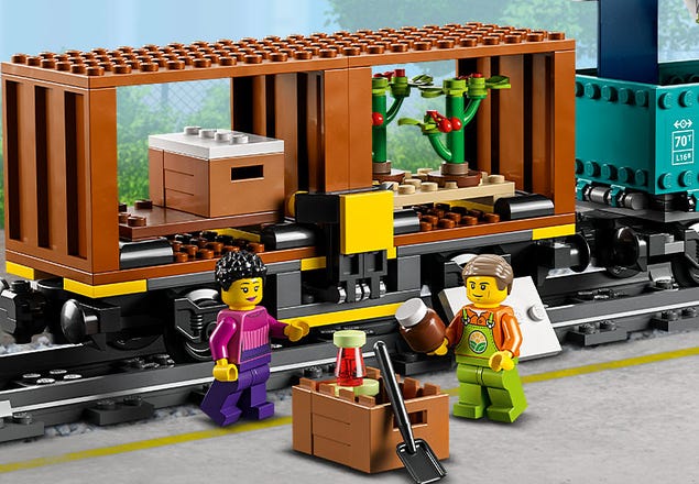 Rent LEGO set: Le train de marchandises télécommandé at Lend-a-Brick