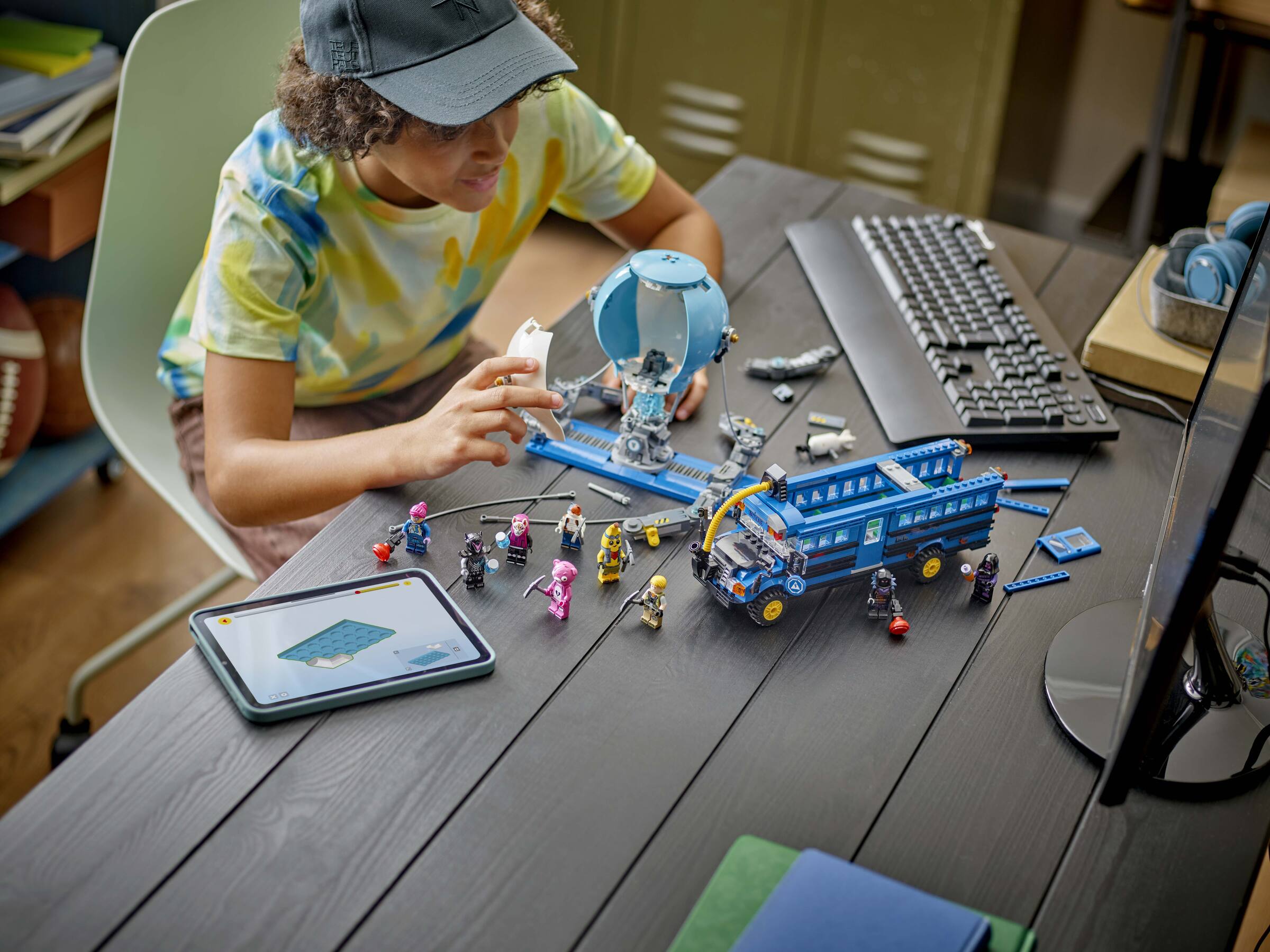 Battle Bus 77073 | LEGO® Fortnite | Buy online at the Official