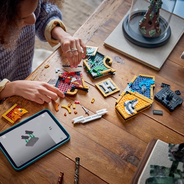 LEGO 76462 Le blason des maisons de Poudlard — visuel 7 sur 8