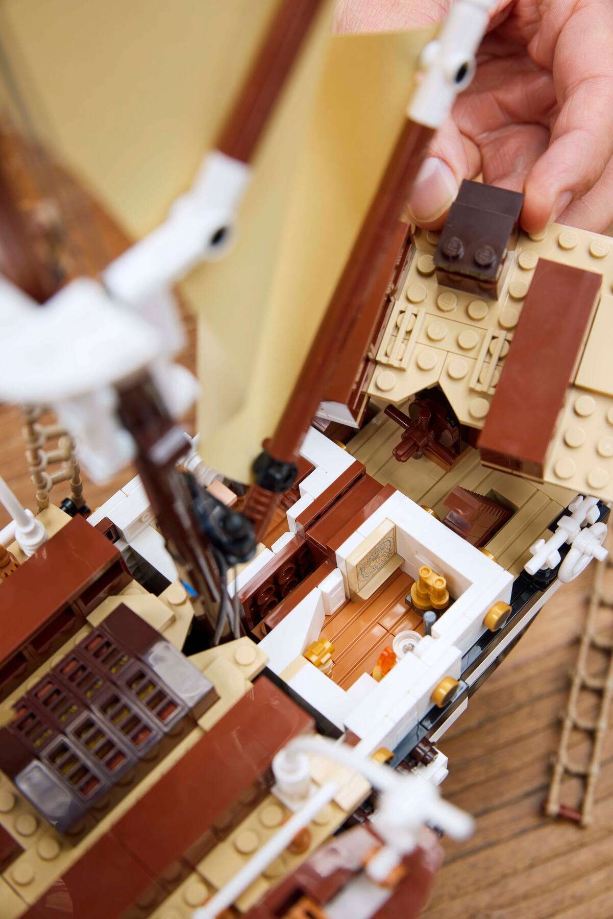 The Endurance 10335 | LEGO® Icons | Buy online at the Official