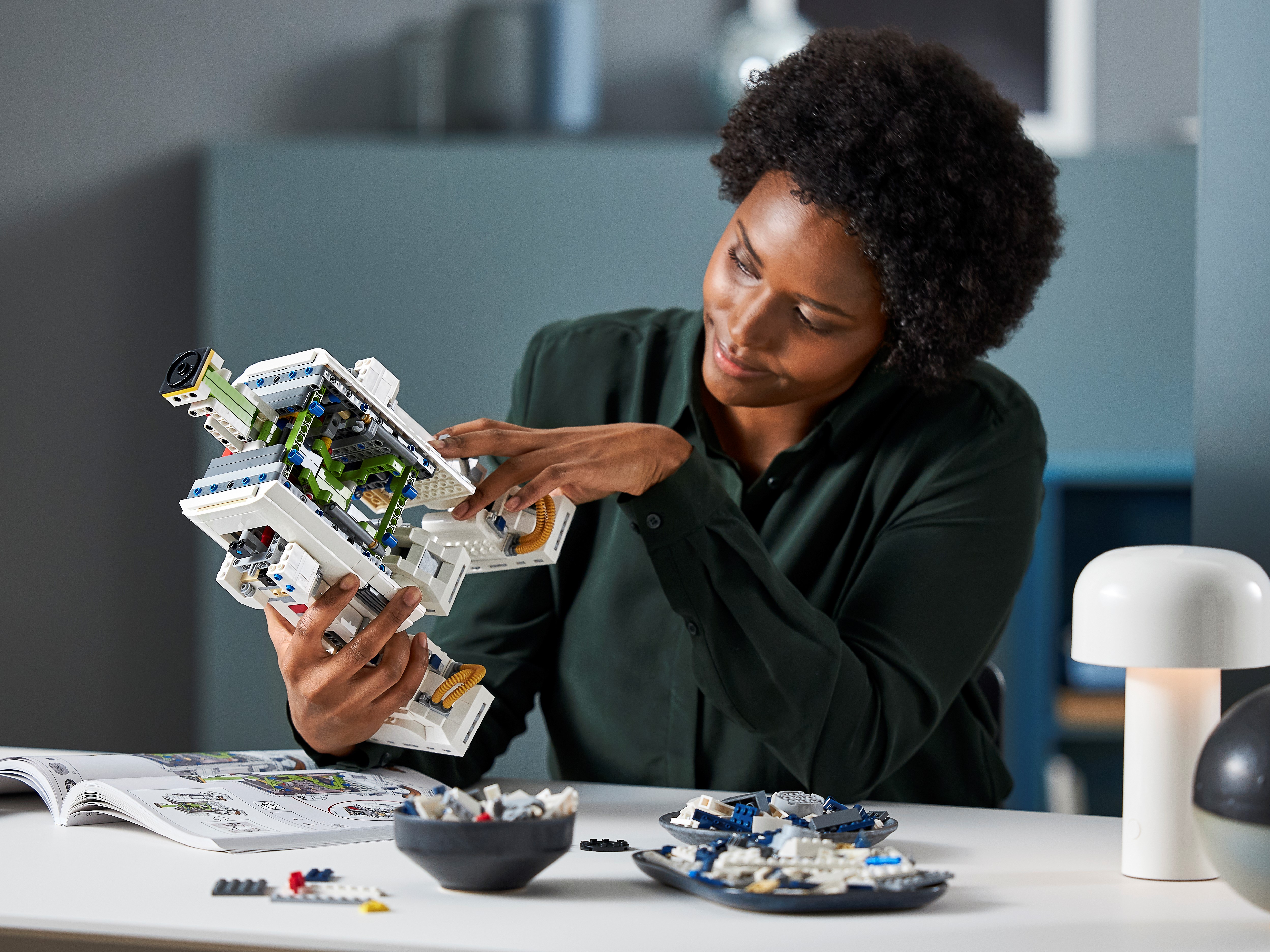 Pebble Steel【リファビッシュ】シルバー R2-D2™ 75308 | Star Wars™ | Buy online at the Official LEGO