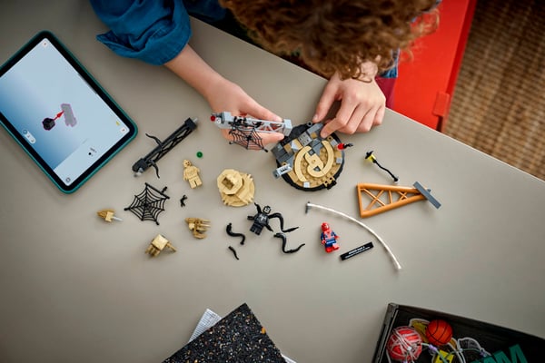 LEGO 76334 Le combat légendaire entre Spider-Man et Sandman — visuel 8 sur 8