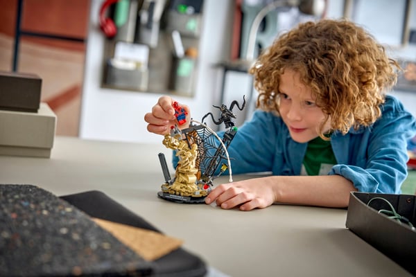 LEGO 76334 Le combat légendaire entre Spider-Man et Sandman — visuel 6 sur 8
