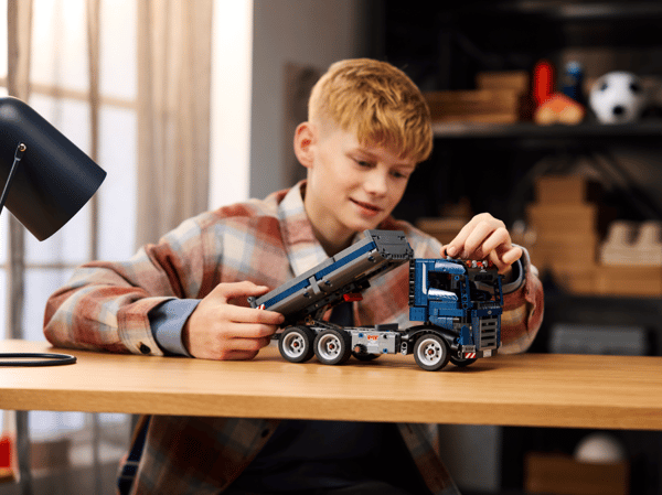 LEGO 42203 Camion benne — visuel 7 sur 8