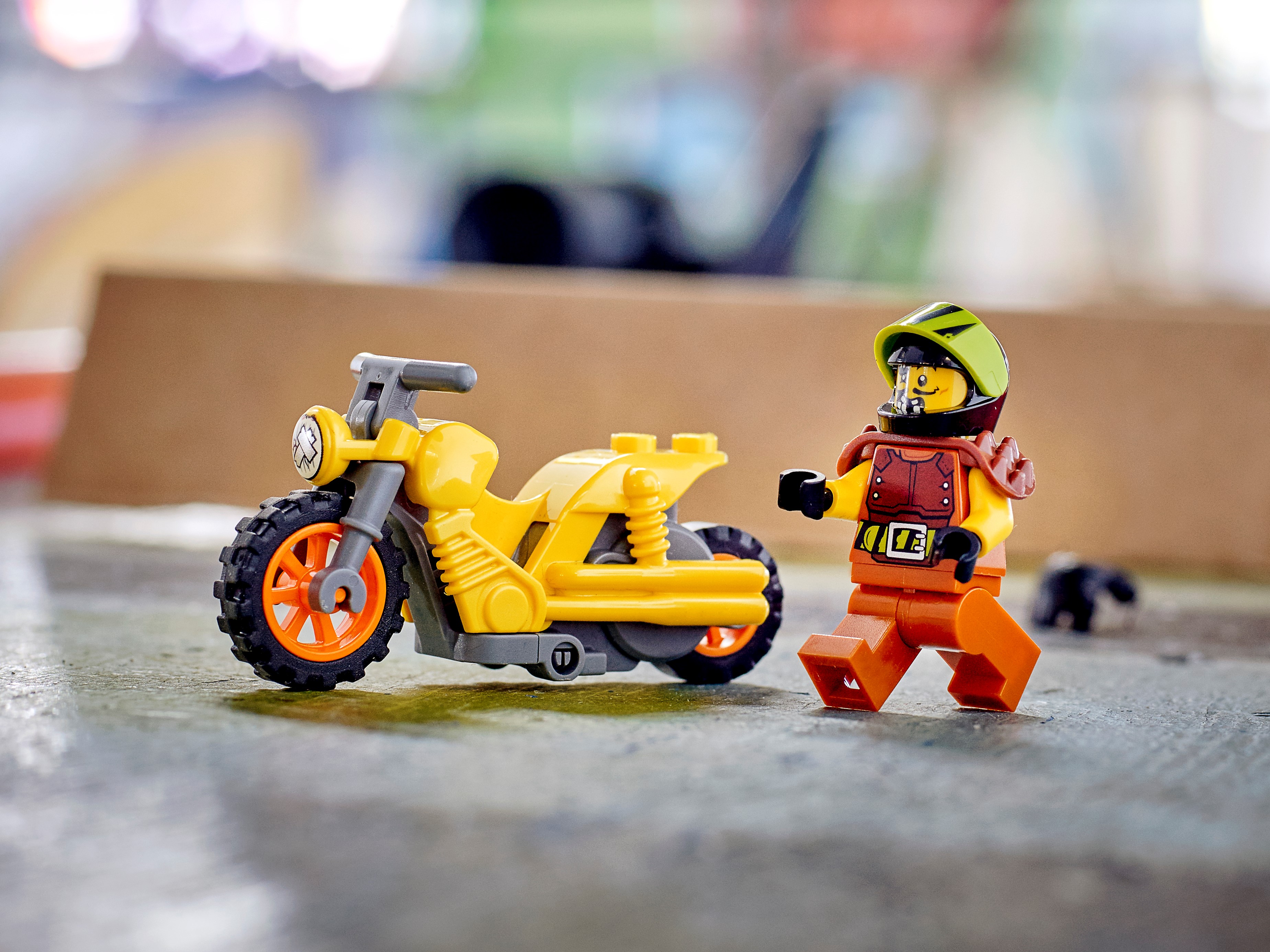 LEGO 60297 City Stuntz Power-Stuntbike Set mit schwungradbetriebenem Motorrad und Rennfahrer-Wallop-Minifigur Spielzeug für Kinder ab 5 Jahren 