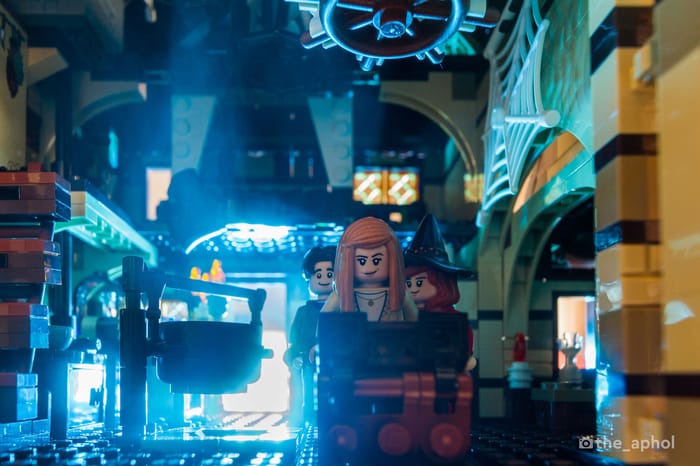 女巫也瘋狂：用LEGO® Ideas 盒組重現電影經典場景| LEGO®台灣官方網站