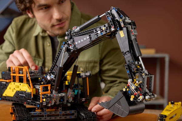 LEGO 42215 Pelleteuse Volvo EC500 hybride — visuel 7 sur 8