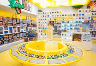 backup koste klatre LEGO® Stores