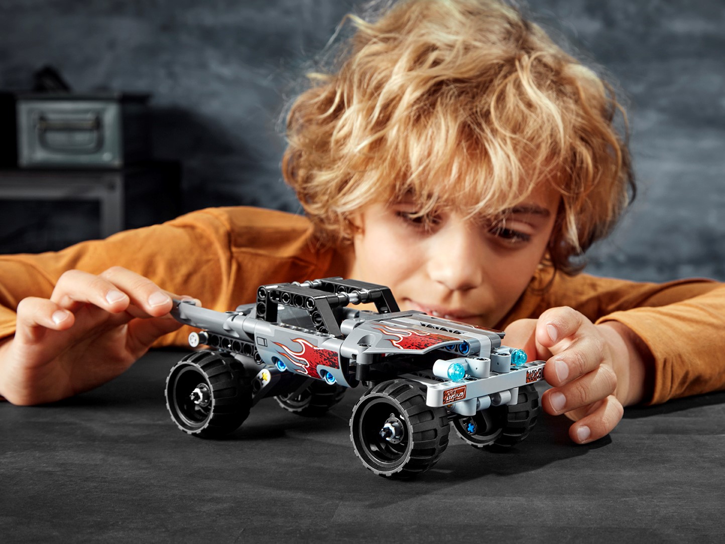 Getaway Truck 42090 Technic | Buy online at the Official LEGO® Shop SE